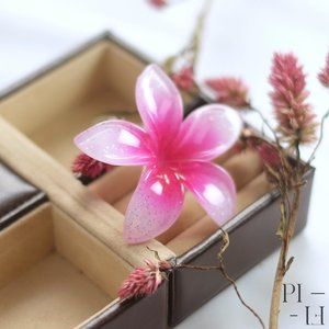 NWOT adorable pink Hawaiian flower hair clip